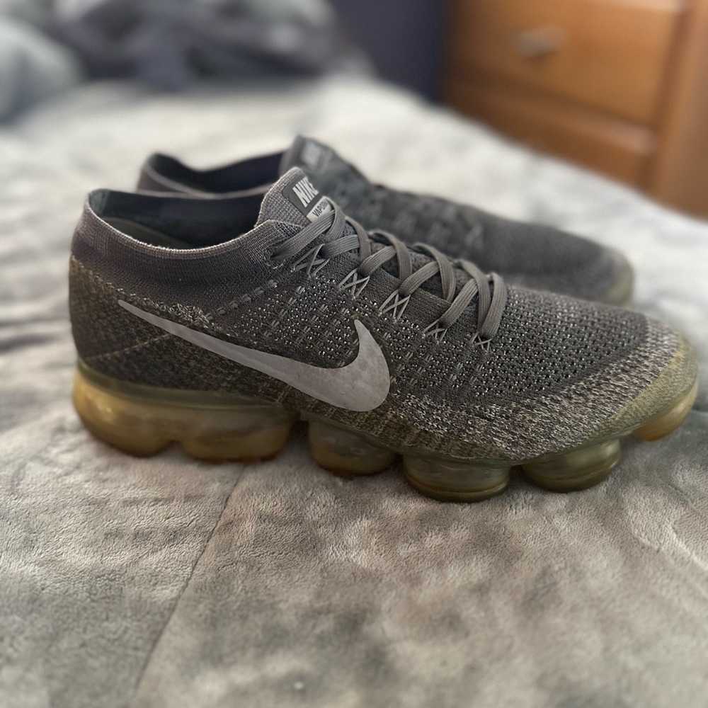 Nike Gray Air VaporMax Flyknit Asphalt Size: 9.5 - Picture 3 of 10
